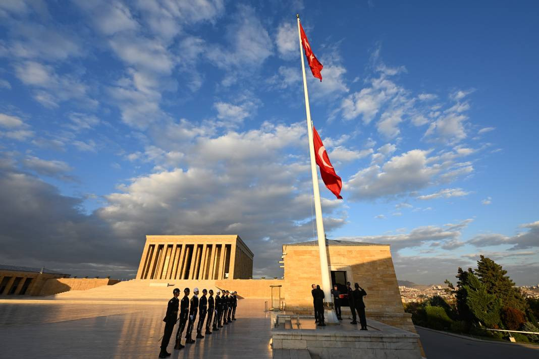 Türk bayrağının gönderden hiç inmediği yer - Resim: 8